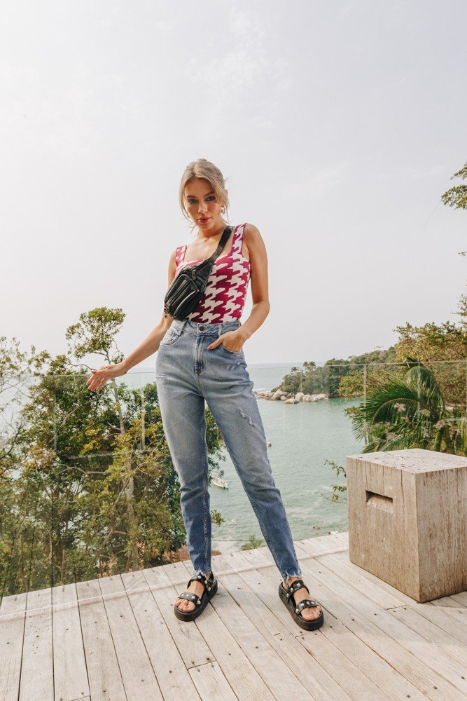 dz3925 com calca jeans feminina mom fit com puidos denim zero frente