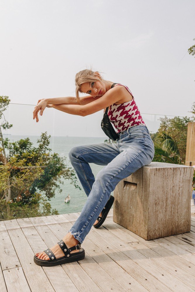 dz3925 com calca jeans feminina mom fit com puidos denim zero lado