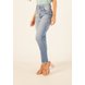 dz3925 com calca jeans feminina mom fit com puidos denim zero lado prox