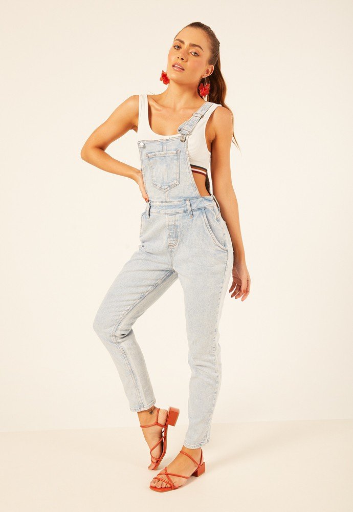 dz8052 com jardineira jeans feminina mom fit denim zero frente 02