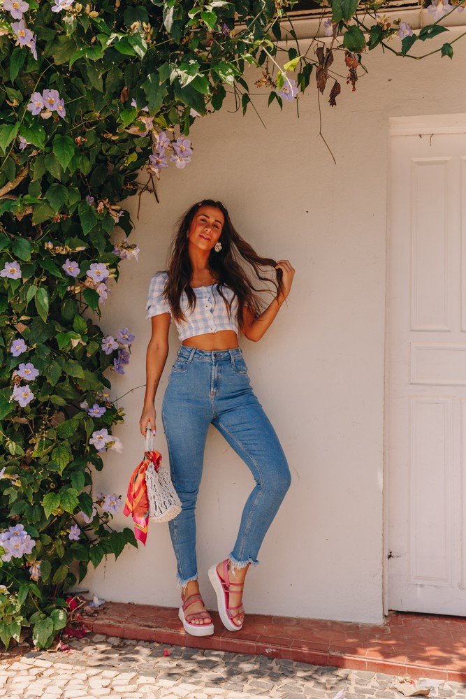 dz3947 com calca jeans feminina mom fit com barra irregular denim zero frente