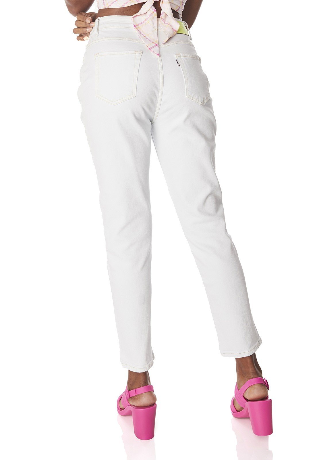 dz3885 3 com calca jeans feminina mom fit tradicional denim zero costas prox