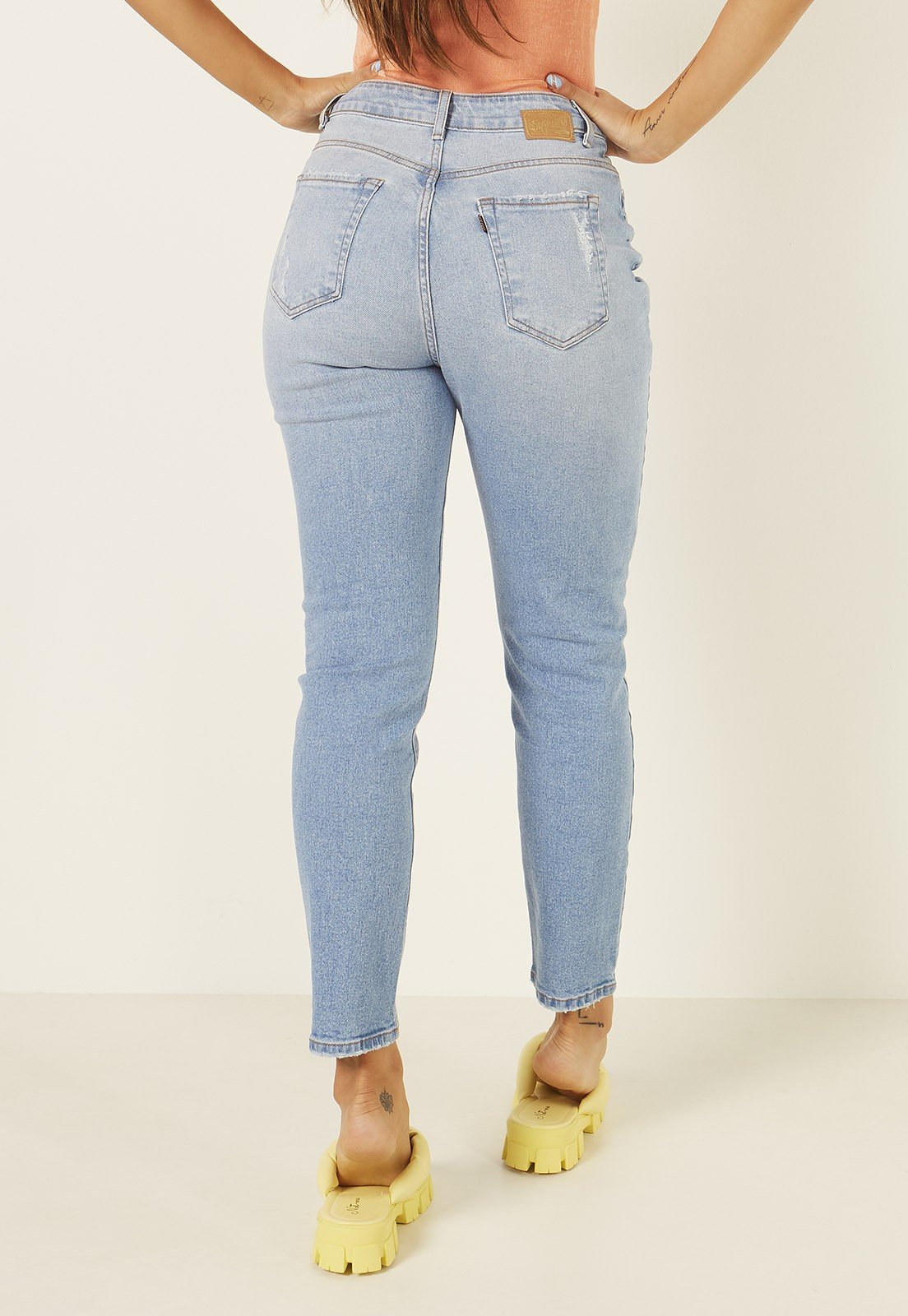 dz3955 com calca jeans feminina mom fit cigarrete denim zero costas prox