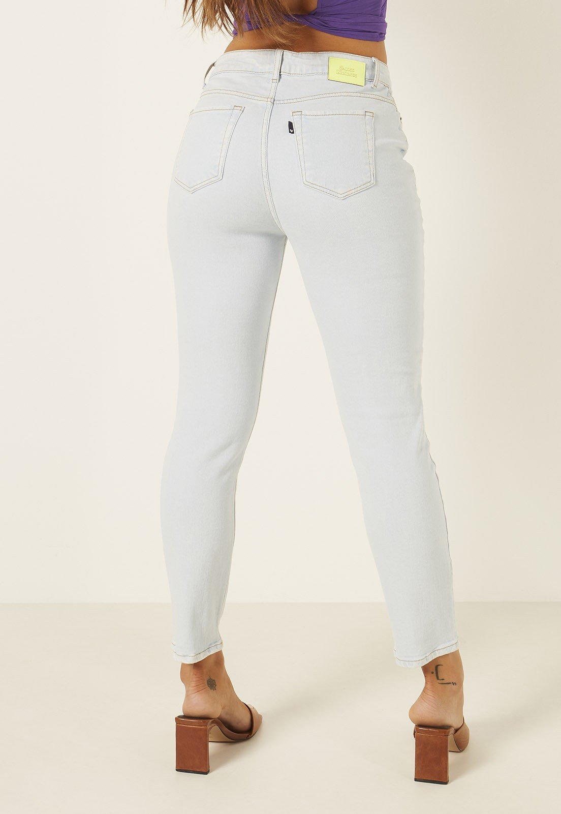 dz3870 com calca jeans feminina mom fit com vazado no cos denim zero costas prox