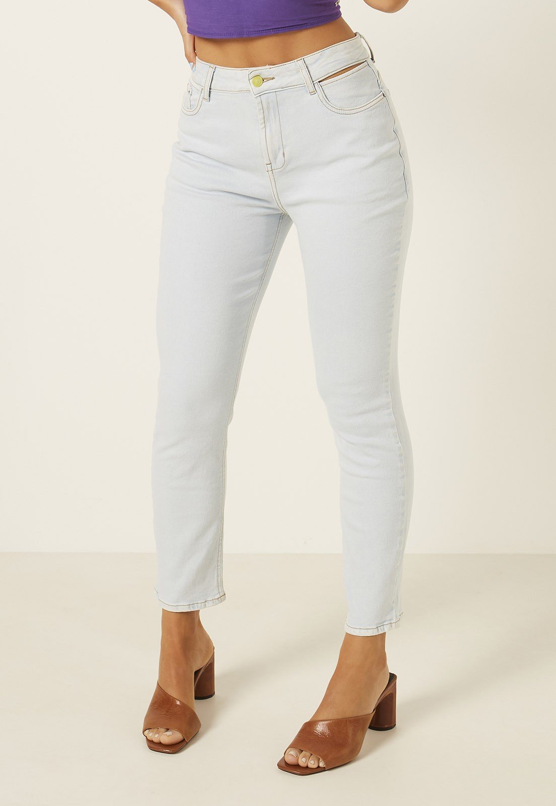 dz3870 com calca jeans feminina mom fit com vazado no cos denim zero frente prox