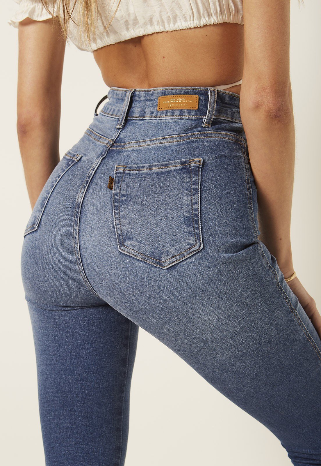 dz3960 re calca jeans feminina skinny hot pants tradicional denim zero detalhe