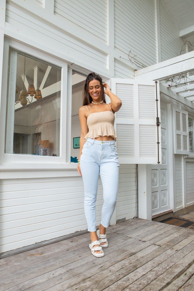 dz3870 com calca jeans feminina mom fit com vazado no cos denim zero frente