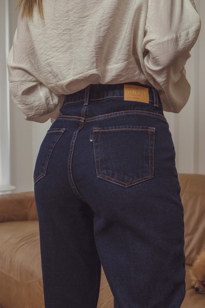 dz3988 com calca jeans feminina mom com abertura na barra denim zero detalhe