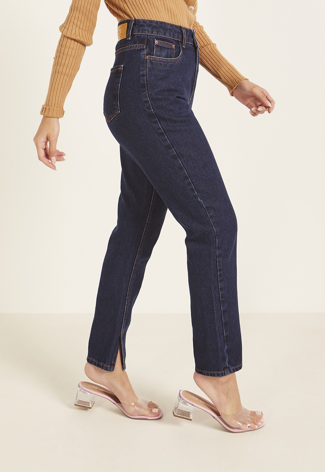 dz3988 com calca jeans feminina mom com abertura na barra denim zero lado prox