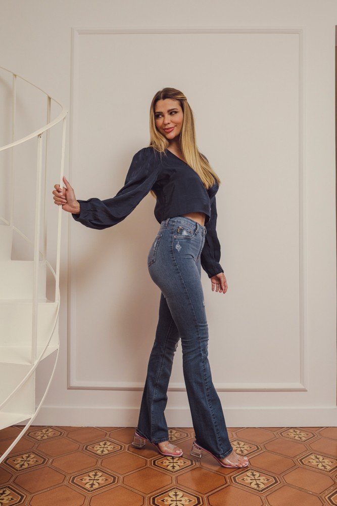 dz3983 com calca jeans feminina flare media com puidos denim zero lado