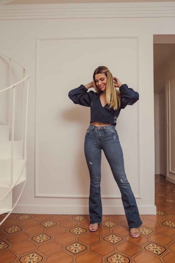 dz3983 com calca jeans feminina flare media com puidos denim zero frente