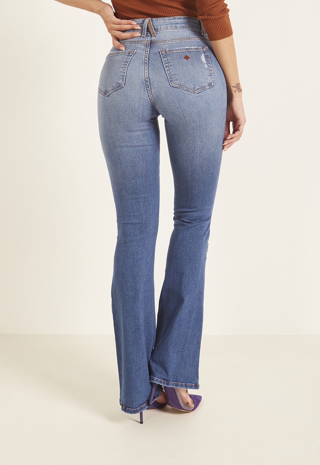 dz3983 com calca jeans feminina flare media com puidos denim zero costas prox
