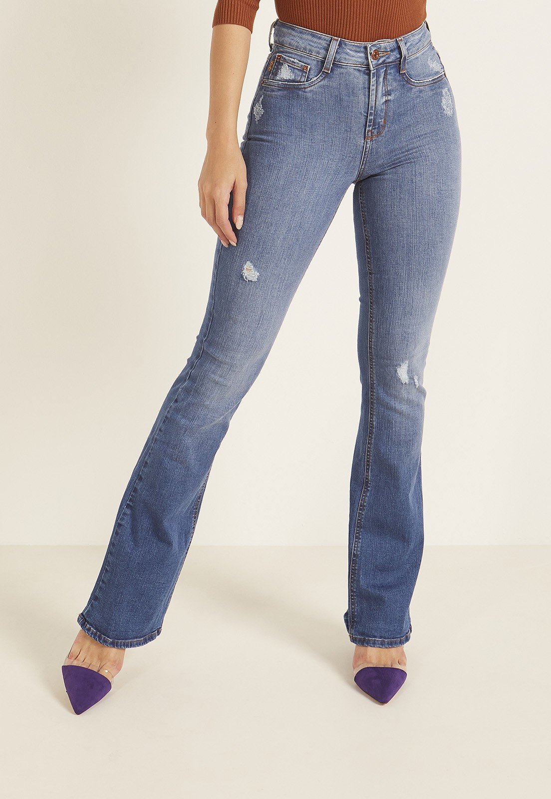 dz3983 com calca jeans feminina flare media com puidos denim zero frente prox