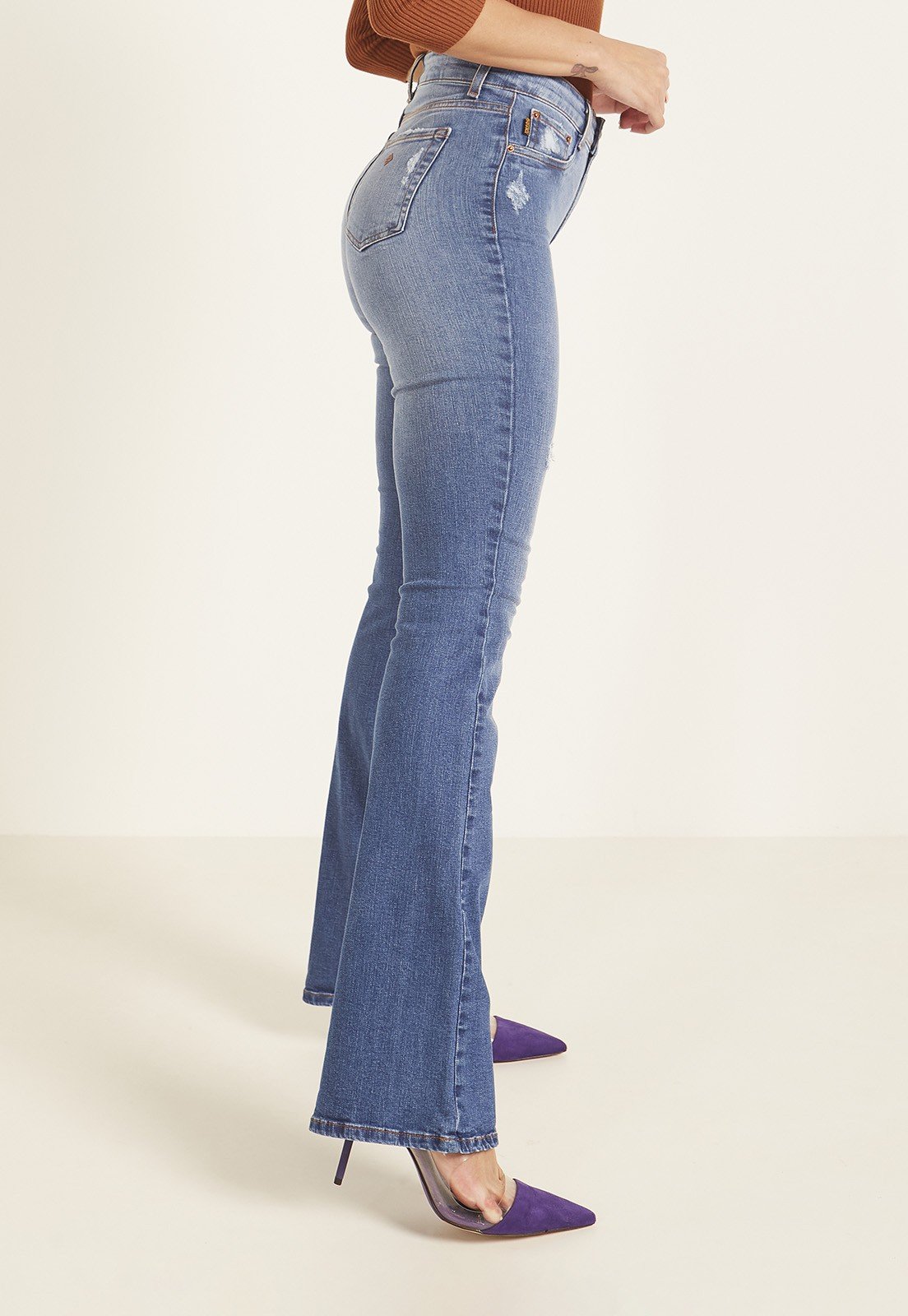 dz3983 com calca jeans feminina flare media com puidos denim zero lado prox