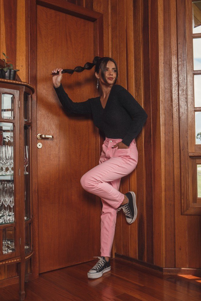 dz20015 com calca jeans feminina mom fit com elastico na cintura rosa neon denim zero lado