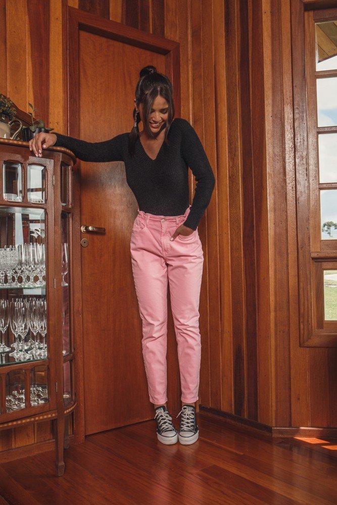 dz20015 com calca jeans feminina mom fit com elastico na cintura rosa neon denim zero frente