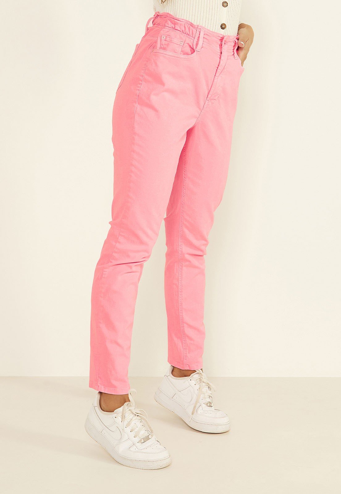 dz20015 com calca jeans feminina mom fit com elastico na cintura rosa neon denim zero lado prox