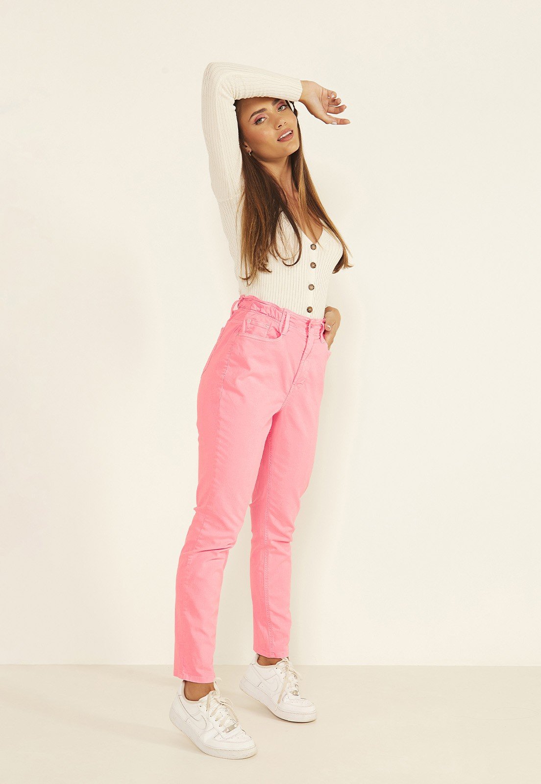 dz20015 com calca jeans feminina mom fit com elastico na cintura rosa neon denim zero lado