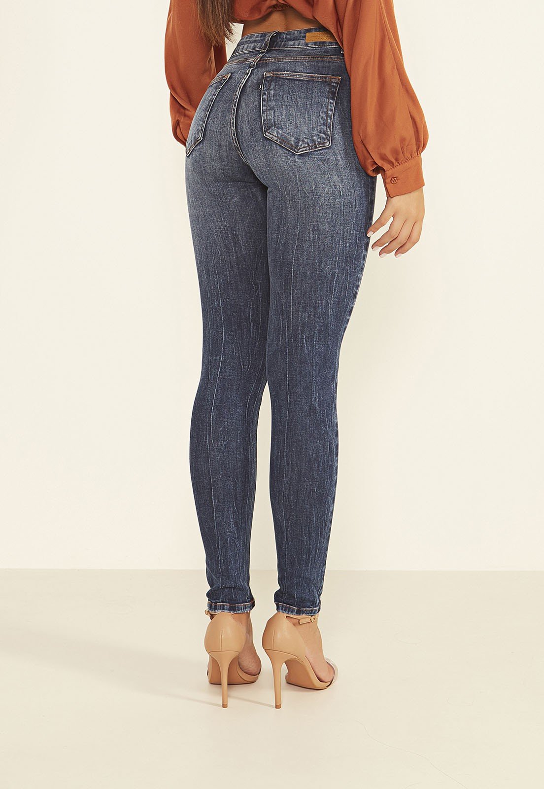 dz20000 com calca jeans feminina skinny media cigarrete com rasgos no joelho denim zero costas prox