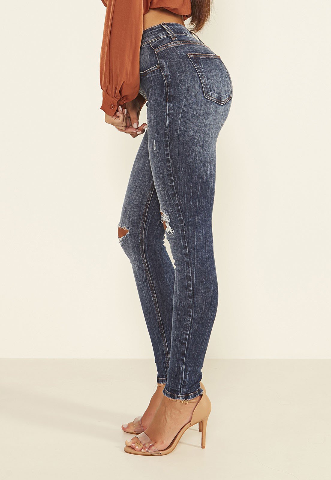 dz20000 com calca jeans feminina skinny media cigarrete com rasgos no joelho denim zero lado prox