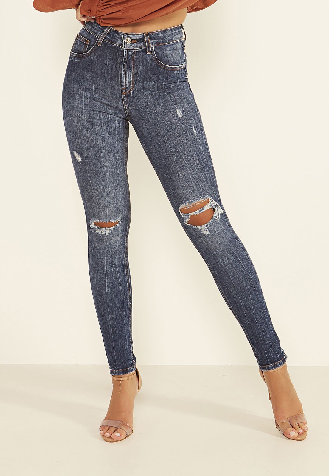 dz20000 com calca jeans feminina skinny media cigarrete com rasgos no joelho denim zero frente prox