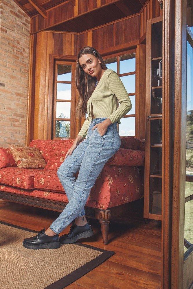 dz20016 com calca jeans feminina mom fit com pregas na frente denim zero lado