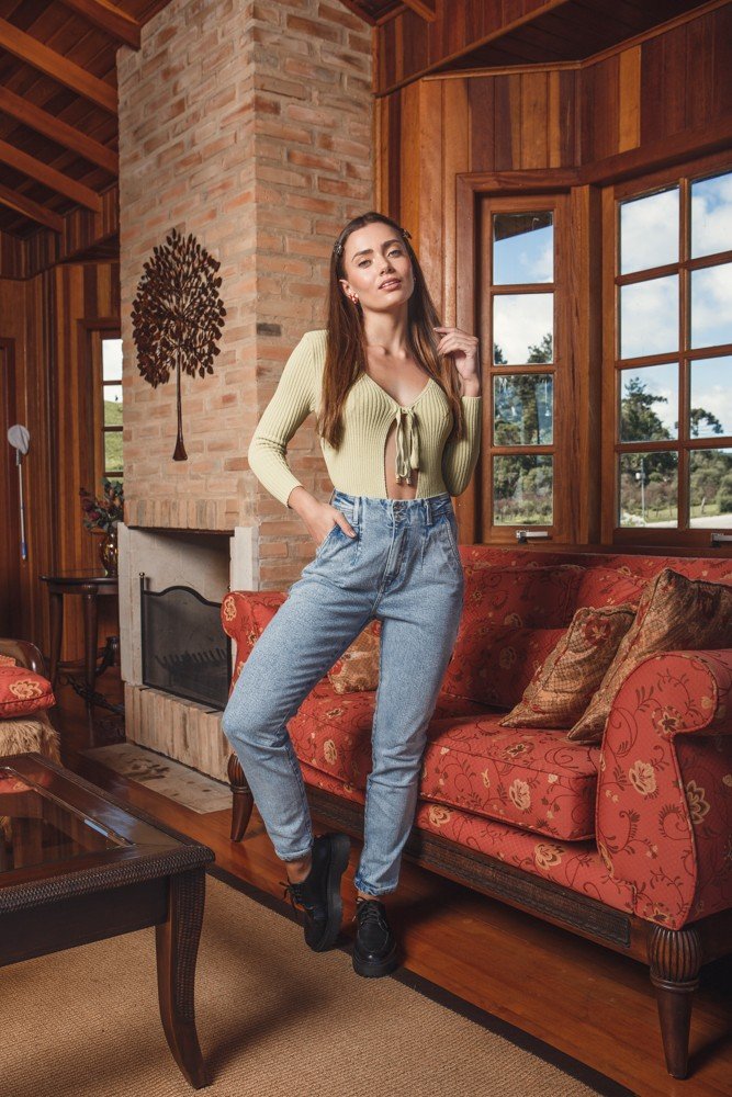 dz20016 com calca jeans feminina mom fit com pregas na frente denim zero frente