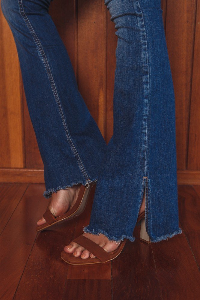 Calça Jeans Feminina Flare Média Tradicional - DZ20003