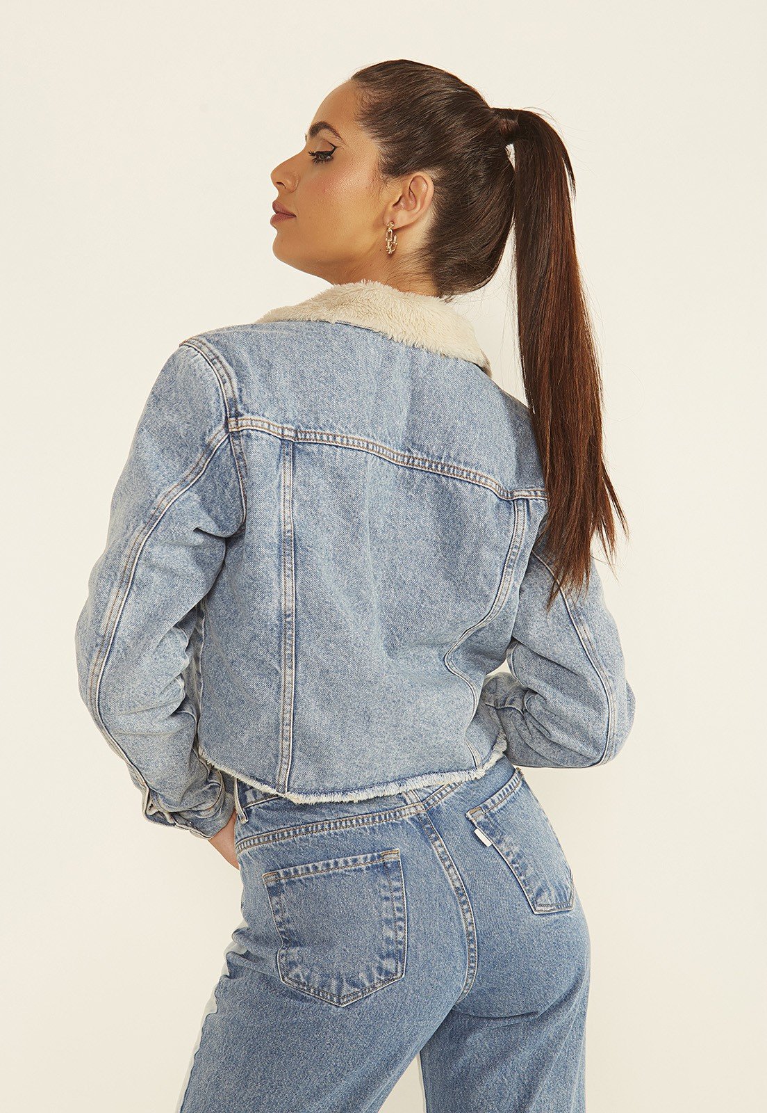 dz9147 alg jaqueta jenas feminina cropped de pelos denim zero costas