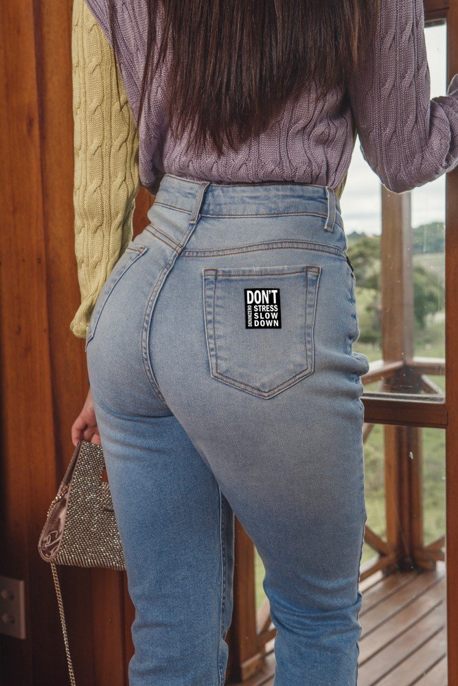 dz20013 com calca jeans feminina mom fit cropped denim zero detalhe