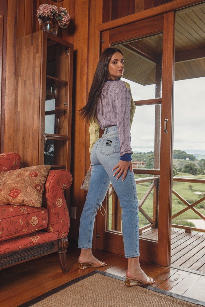 dz20013 com calca jeans feminina mom fit cropped denim zero costas