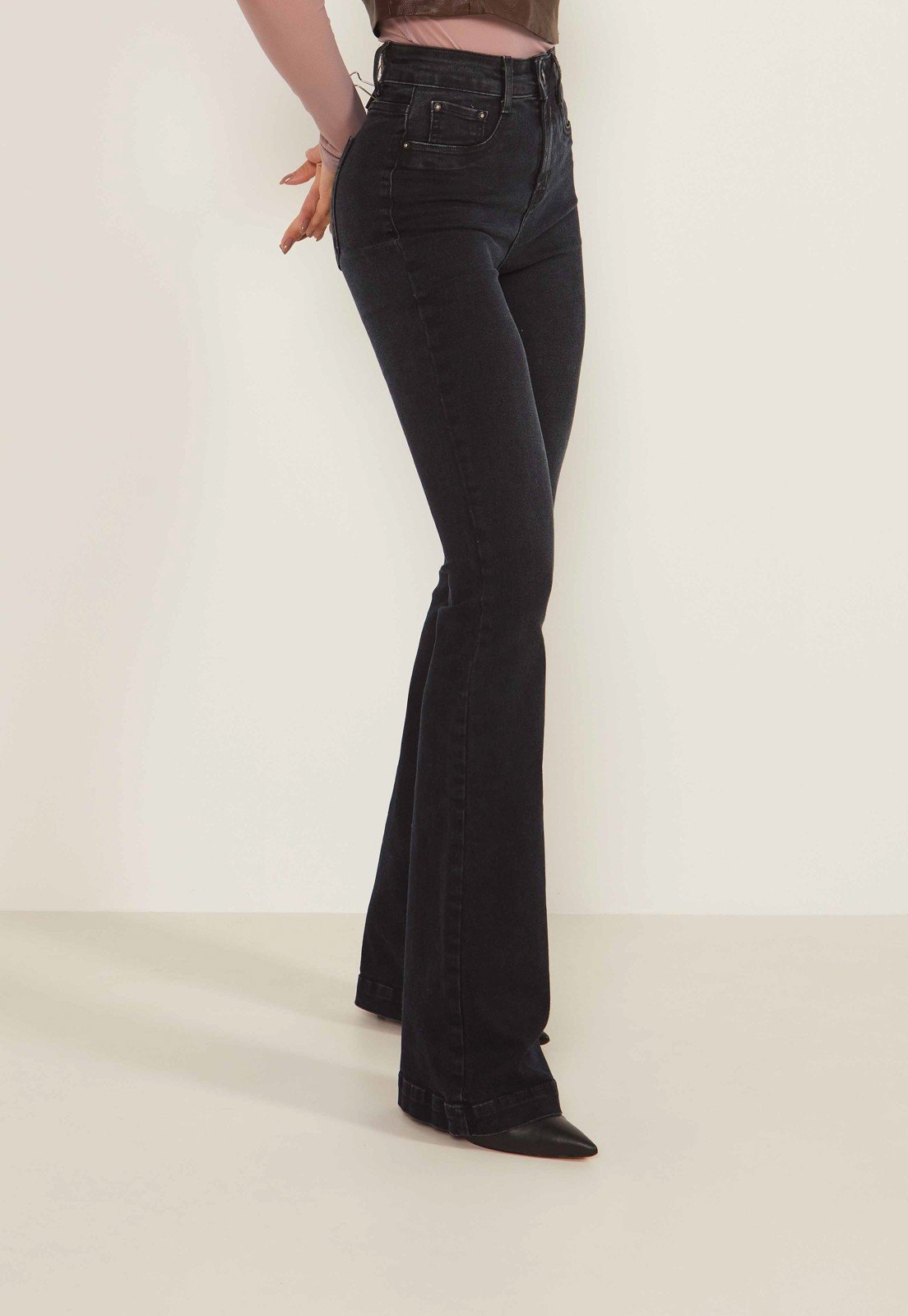 dz20035 2 com calca jenas feminina flare media escura denim zero lado prox