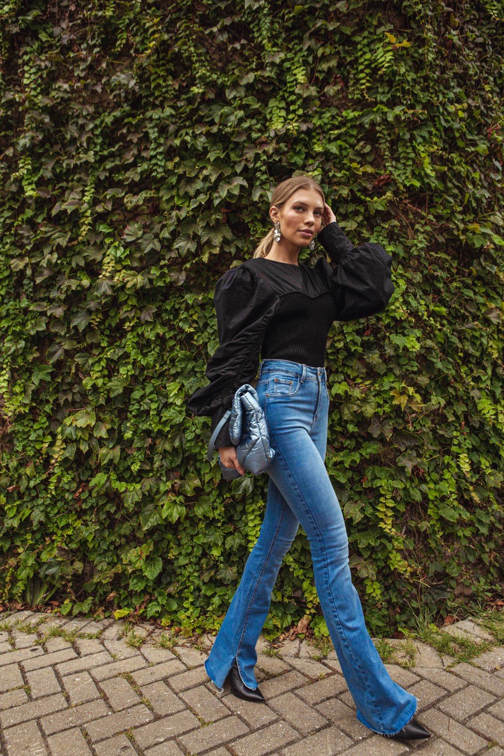 Calça Jeans Feminina Flare Média com Abertura no Entrepernas DZ20036