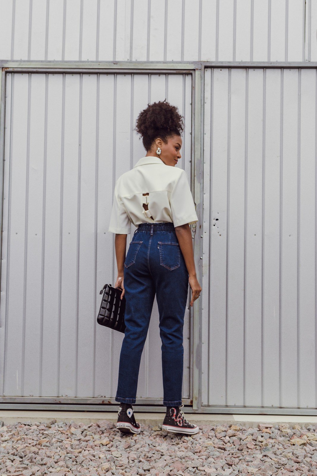 dz20077 com calca jeans feminina mom fit com elastico na cintura denim zero costas