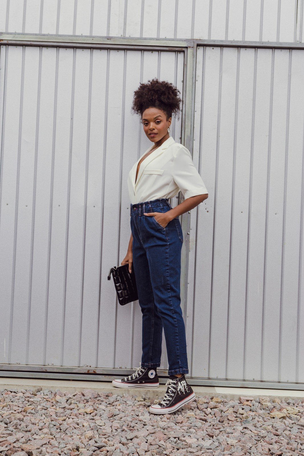 dz20077 com calca jeans feminina mom fit com elastico na cintura denim zero lado