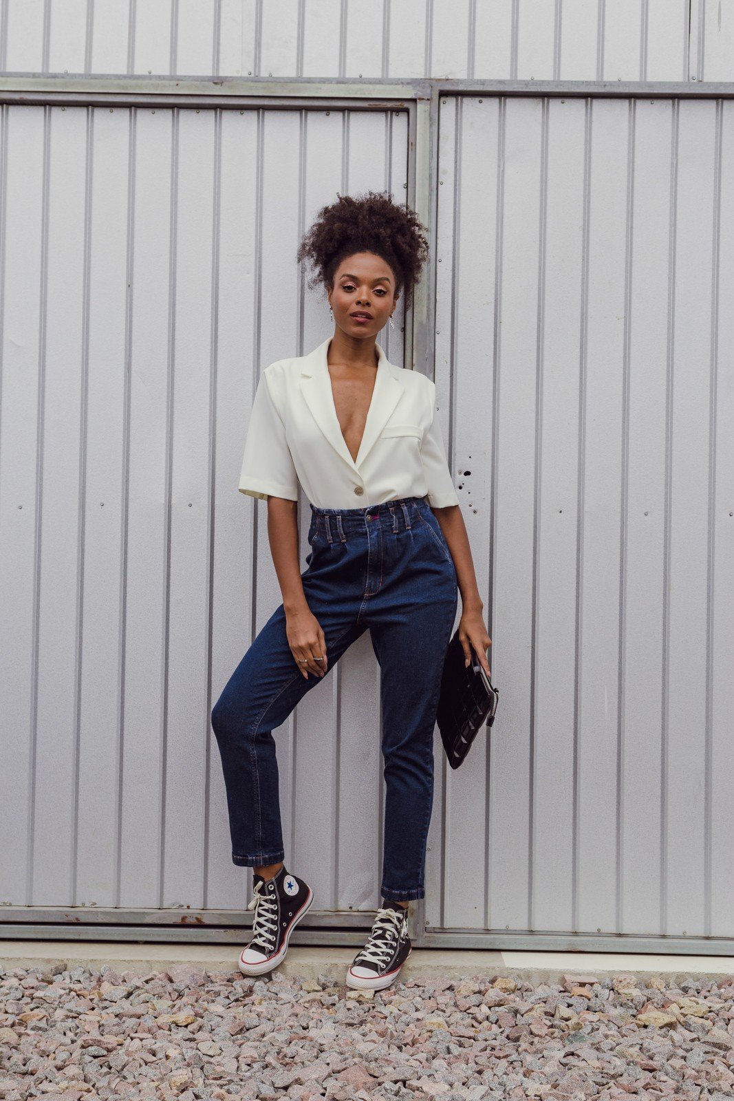 dz20077 com calca jeans feminina mom fit com elastico na cintura denim zero frente