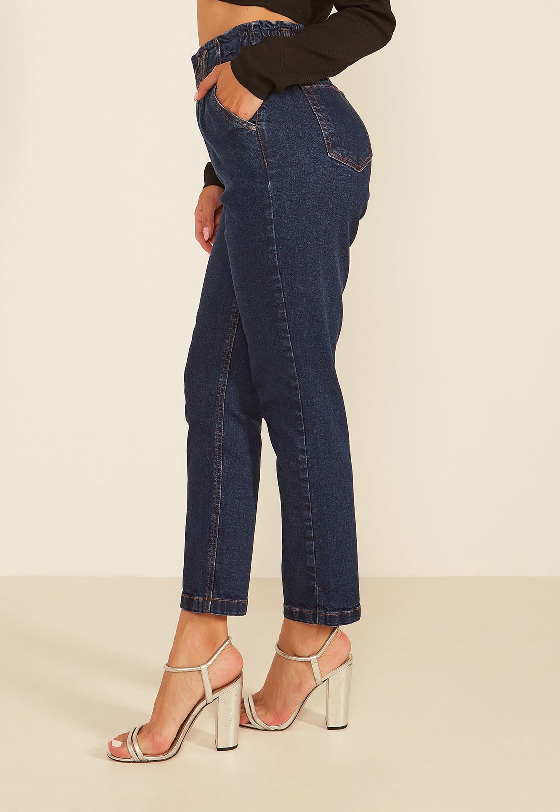 dz20077 com calca jeans feminina mom fit com elastico na cintura denim zero lado prox