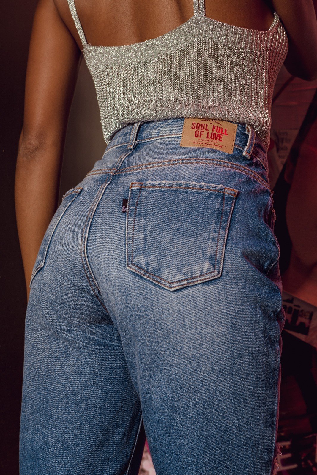 dz20082 alg calca jeans feminina mom com rasgo no joelho denim zero detalhe 2