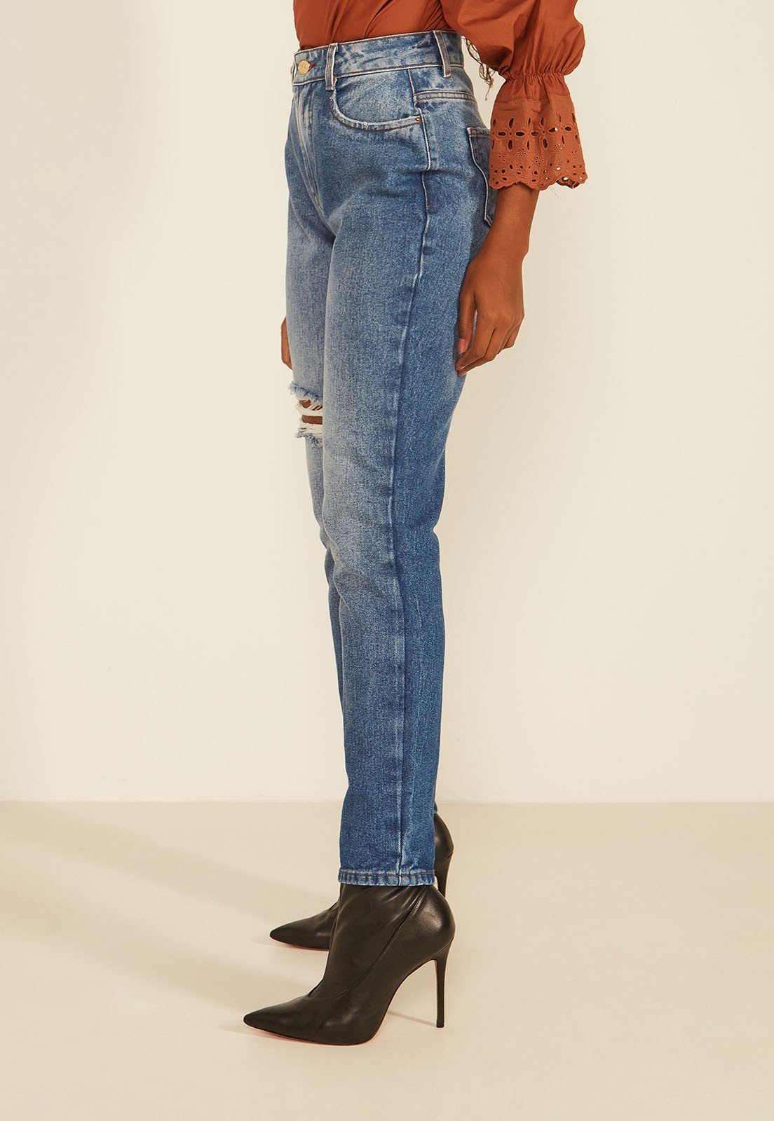dz20082 alg calca jeans feminina mom com rasgo no joelho denim zero lado prox
