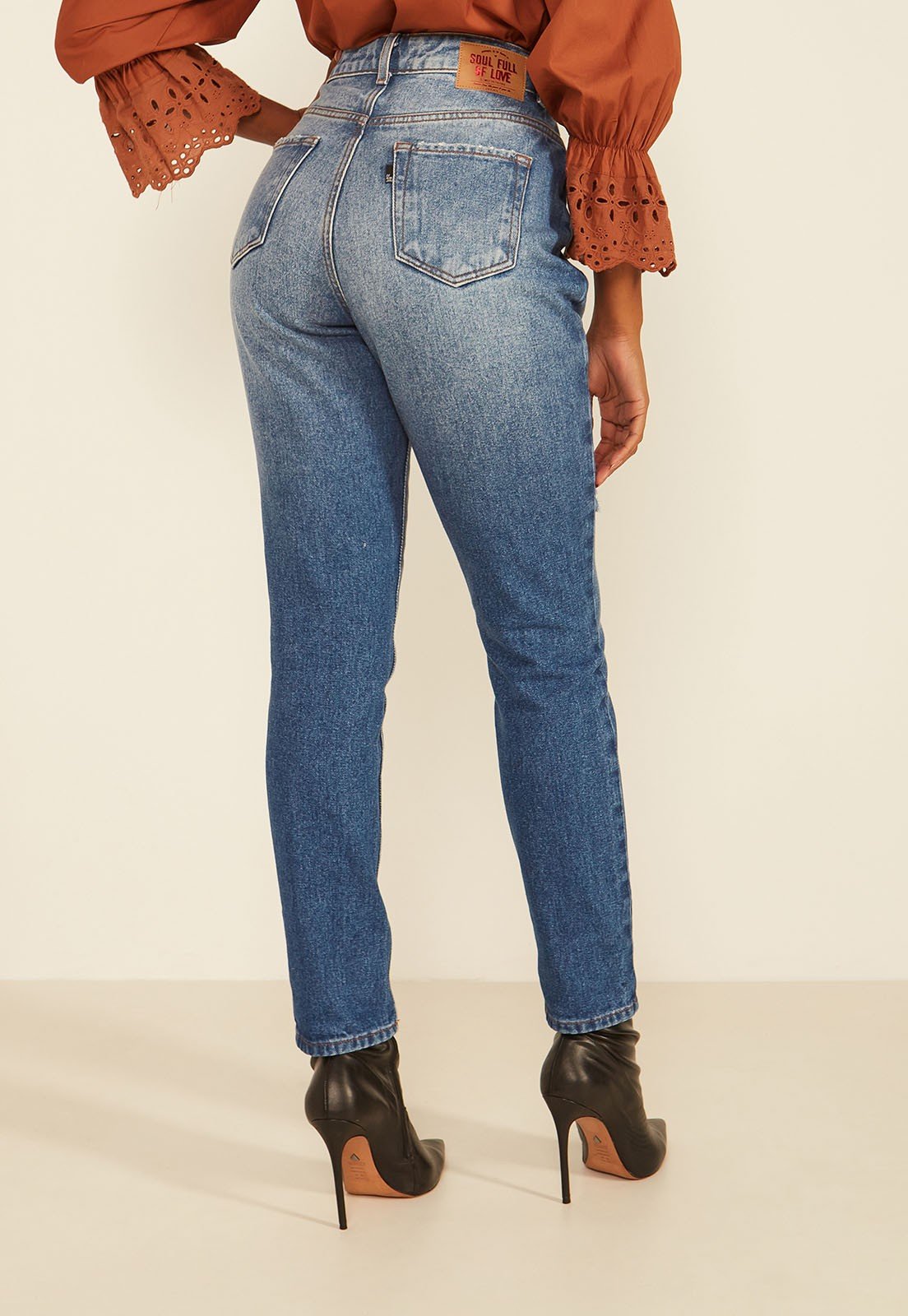 dz20082 alg calca jeans feminina mom com rasgo no joelho denim zero costas prox