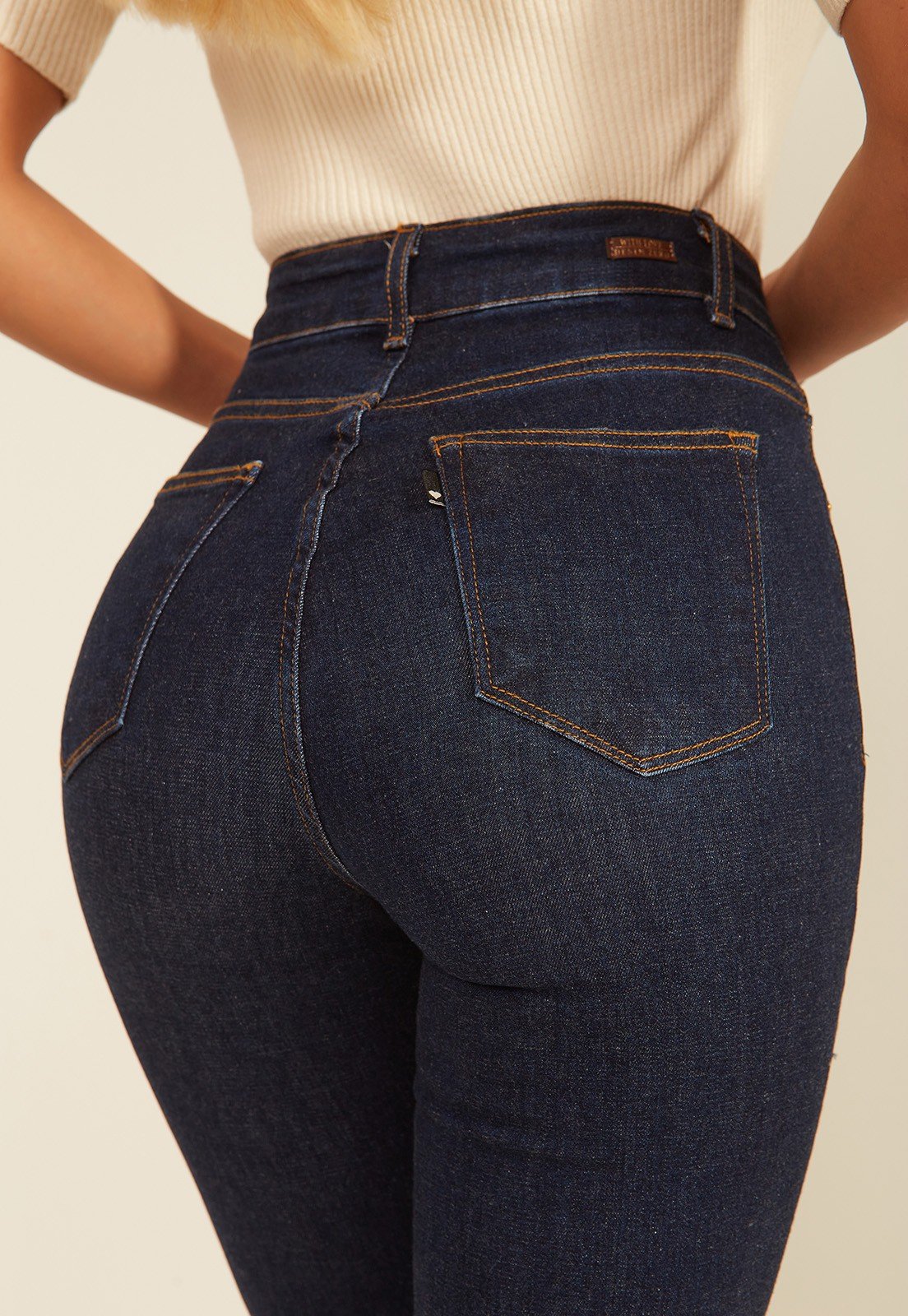 dz20068 com calca jeans feminina skinny media cigarrete com correntes denim zero detalhe 1