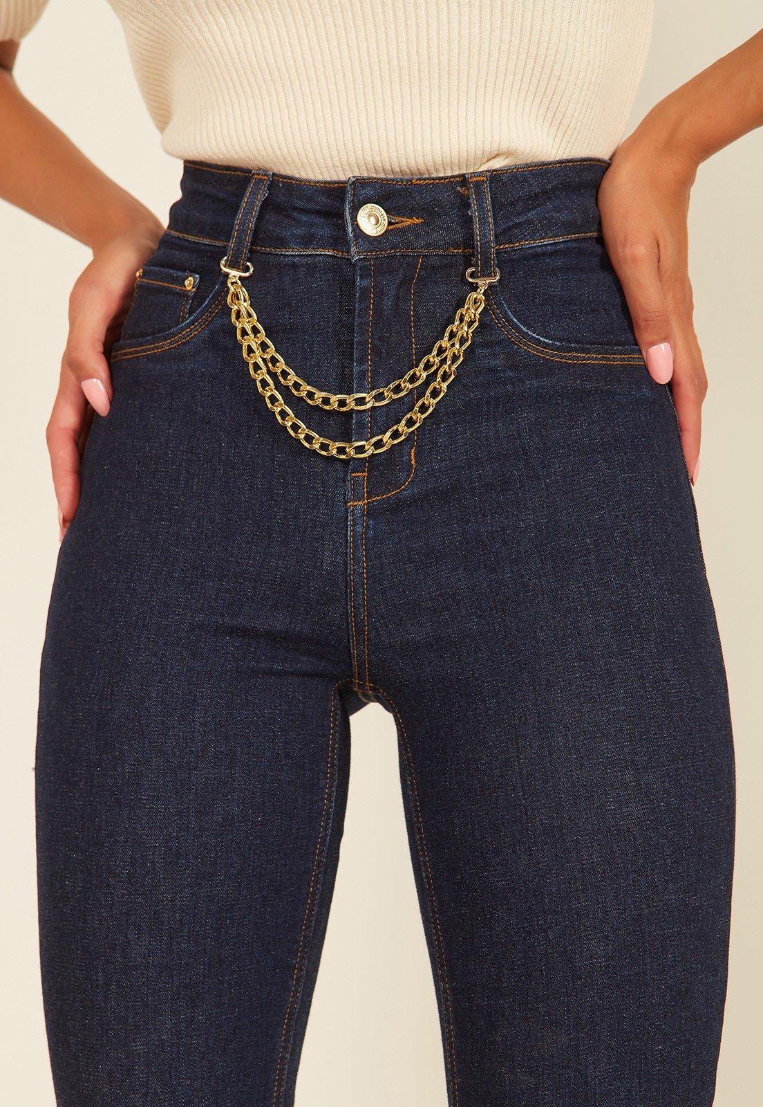 dz20068 com calca jeans feminina skinny media cigarrete com correntes denim zero detalhe 2