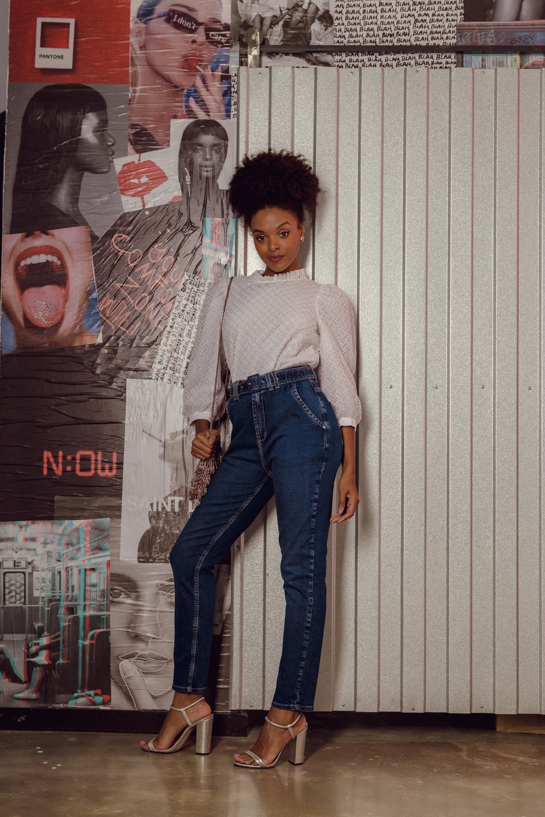 dz20080 com calca jeans feminina mom fit com cinto denim zero lado