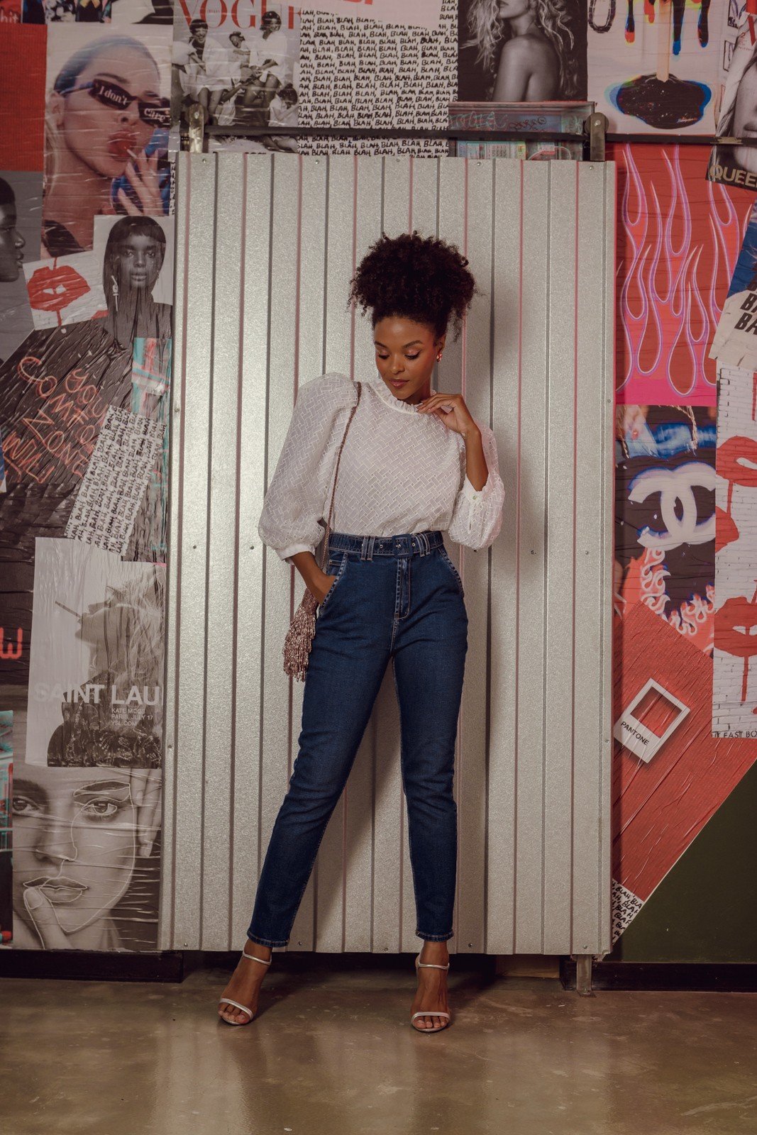 dz20080 com calca jeans feminina mom fit com cinto denim zero frente