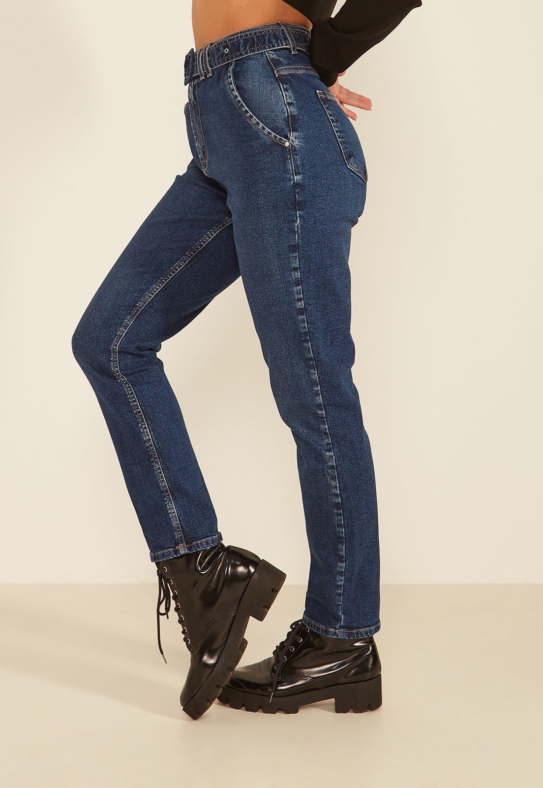 dz20080 com calca jeans feminina mom fit com cinto denim zero lado prox