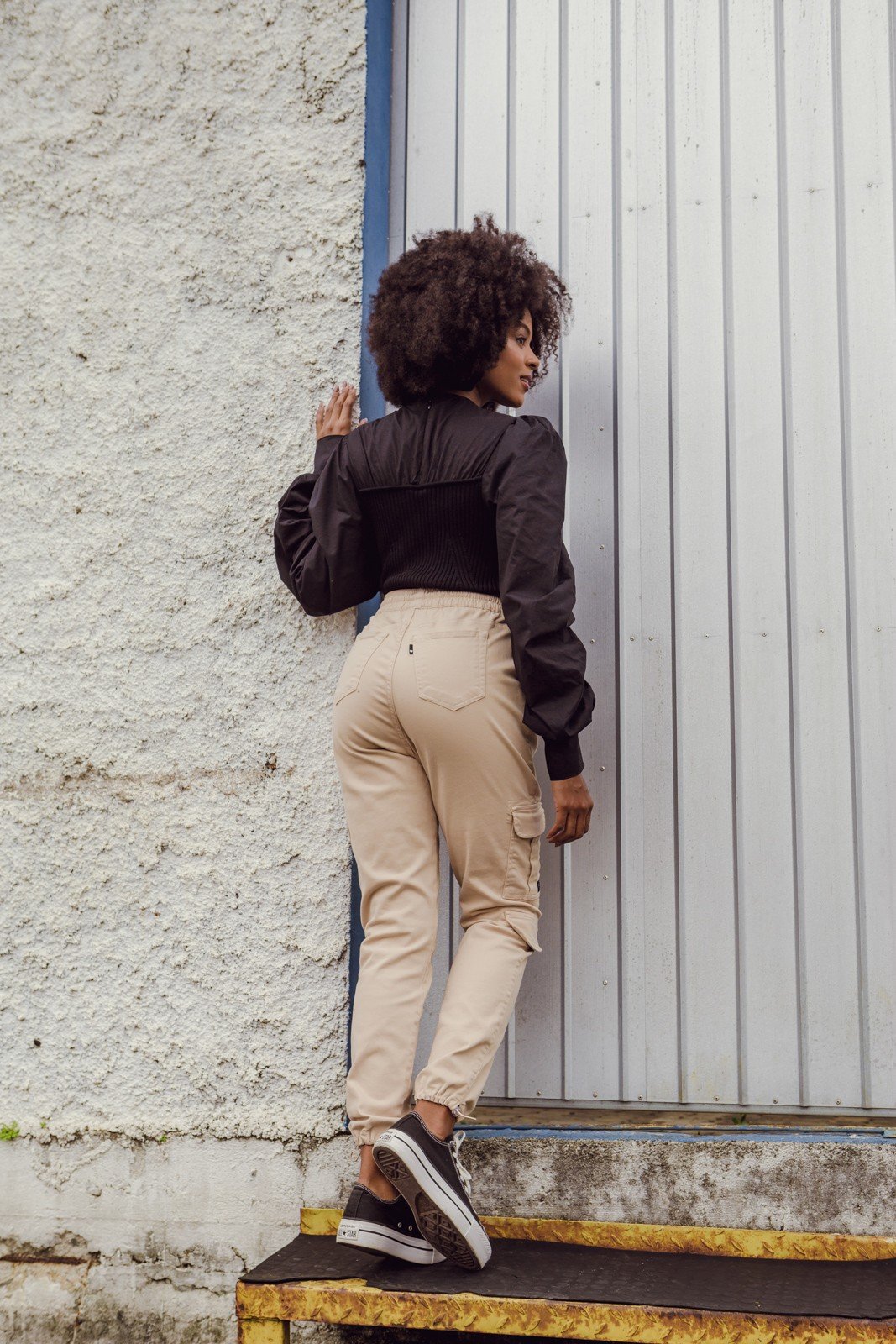 dz20084 com calca jeans feminina jogger comfort com bolsos lateral denim zero costas