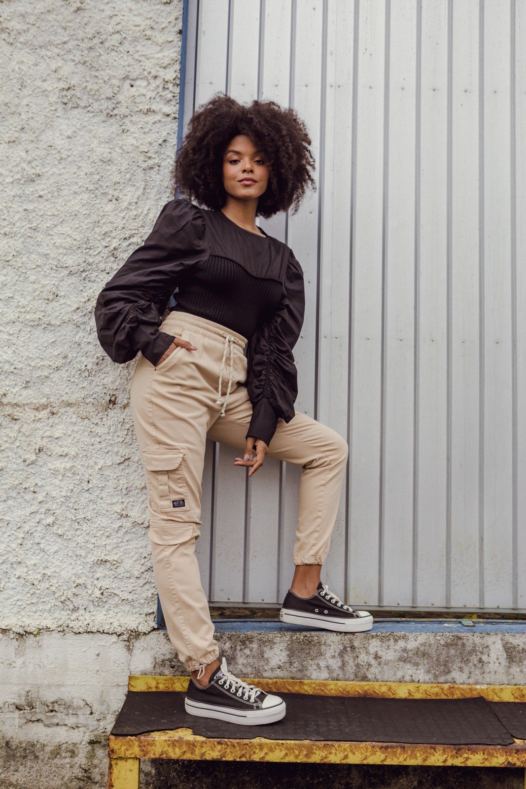 dz20084 com calca jeans feminina jogger comfort com bolsos lateral denim zero lado