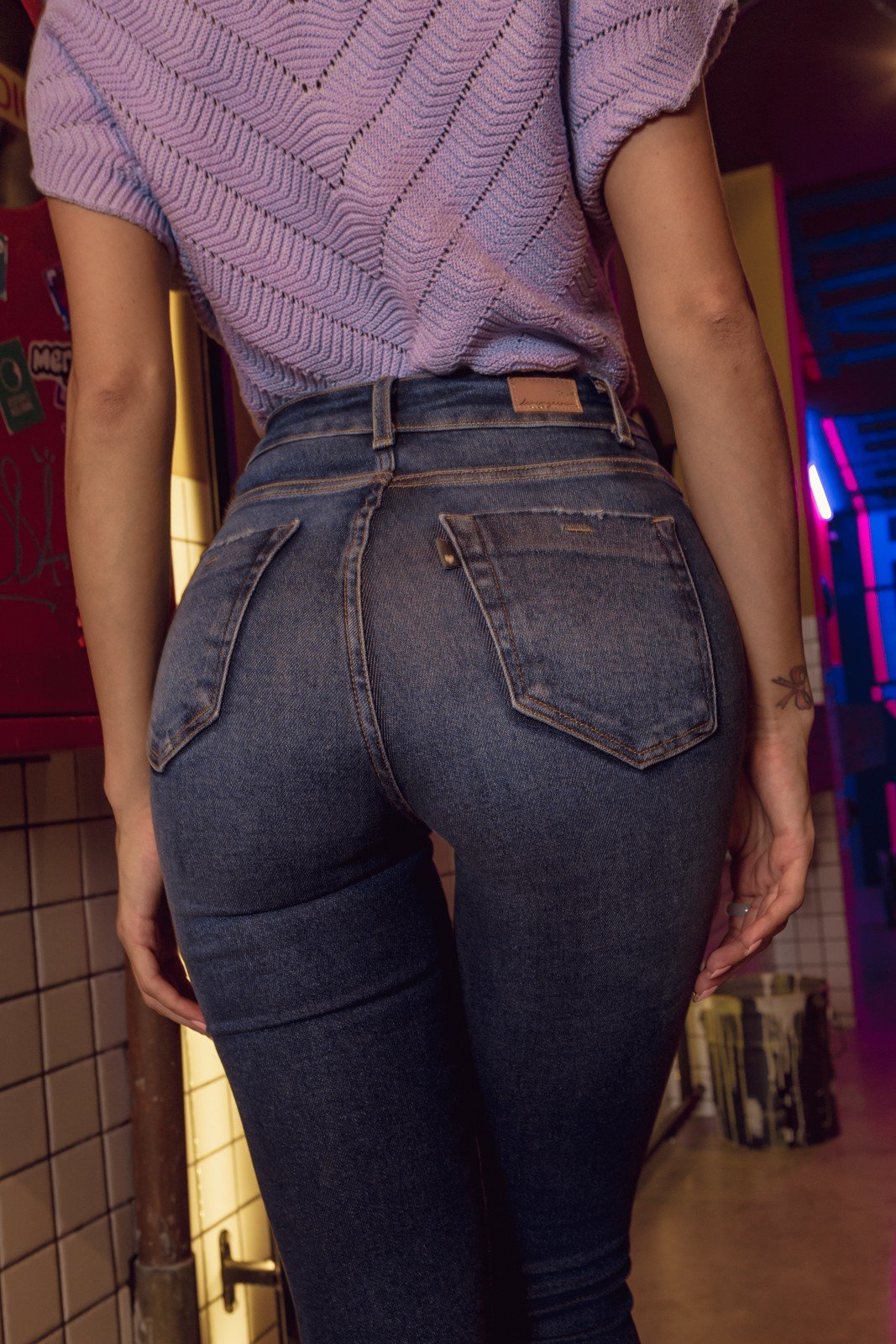 dz20067 com calca jeans feminina skinny media cigarrete com barra desfiada denim zero detalhe