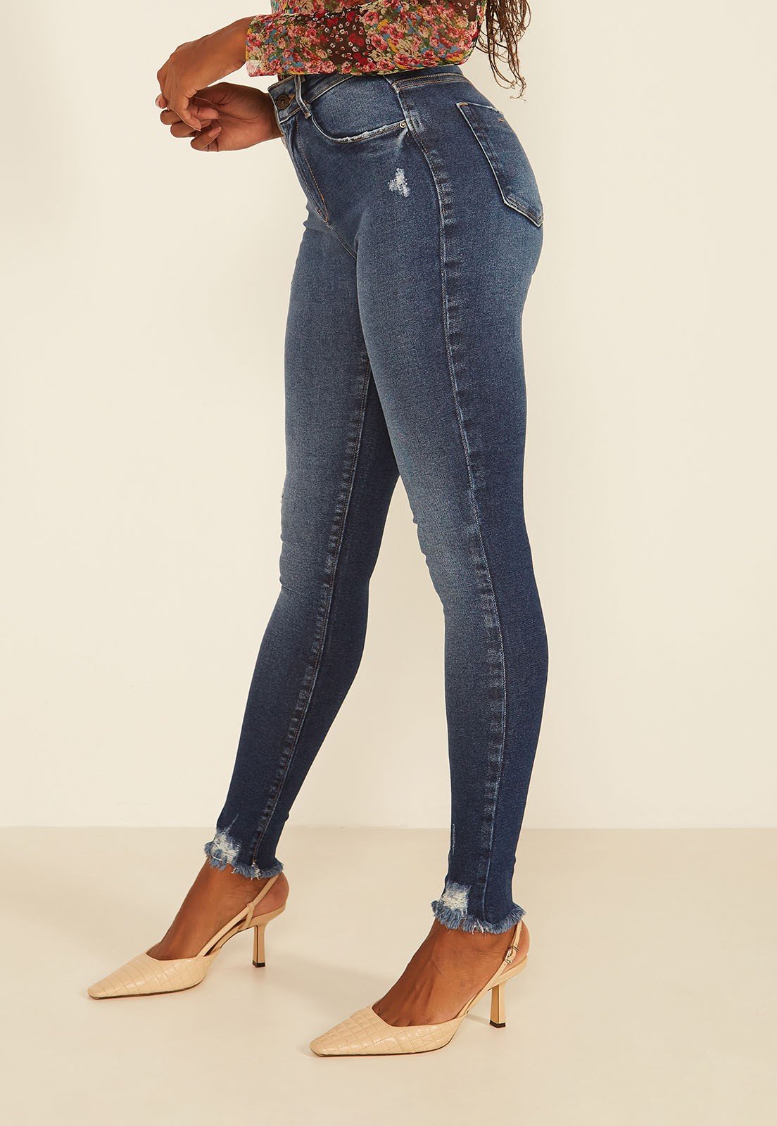 dz20067 com calca jeans feminina skinny media cigarrete com barra desfiada denim zero lado prox