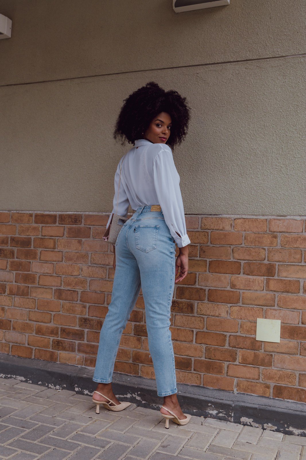 dz20078 com calca jeans feminina mom fit com corrente decorativa denim zero costas